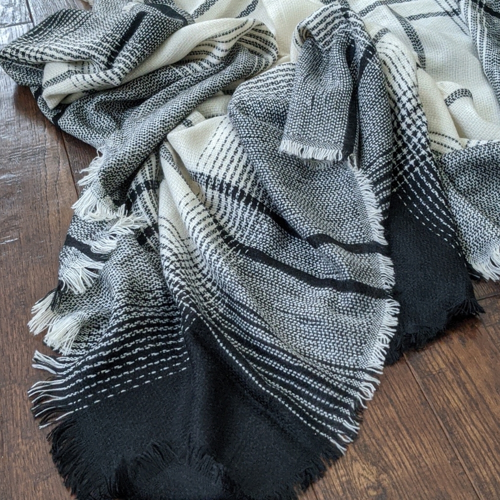 NWOT Preppy Black and White Plaid Woven Blanket Scarf